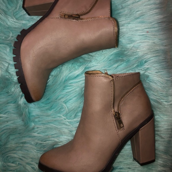 Neutral/Gray heel booties - Picture 3 of 6